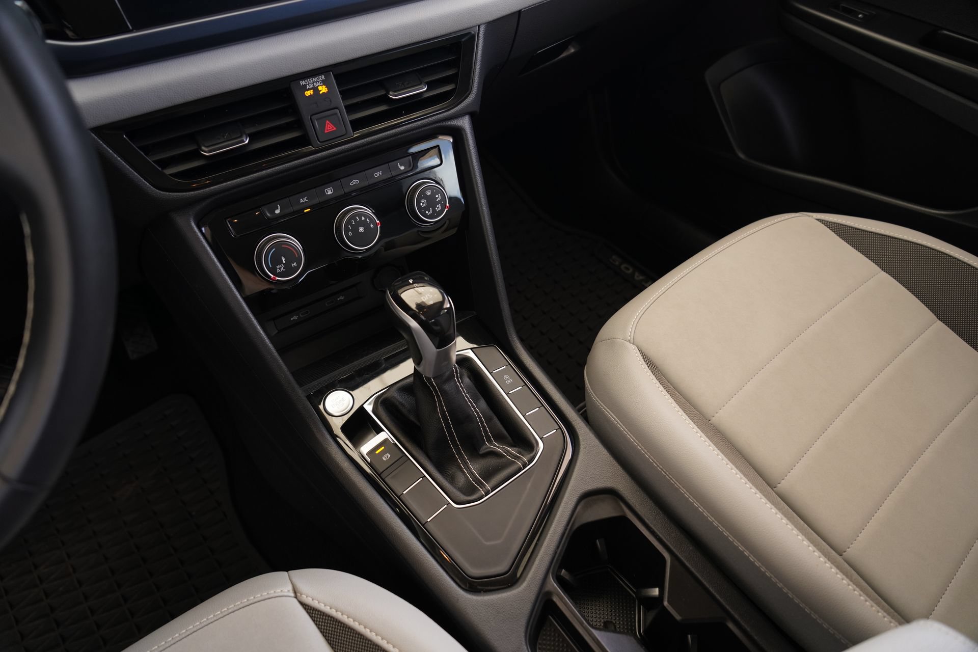 Certified 2023 Volkswagen Taos SE w/ Black Wheel Package FWD image 17