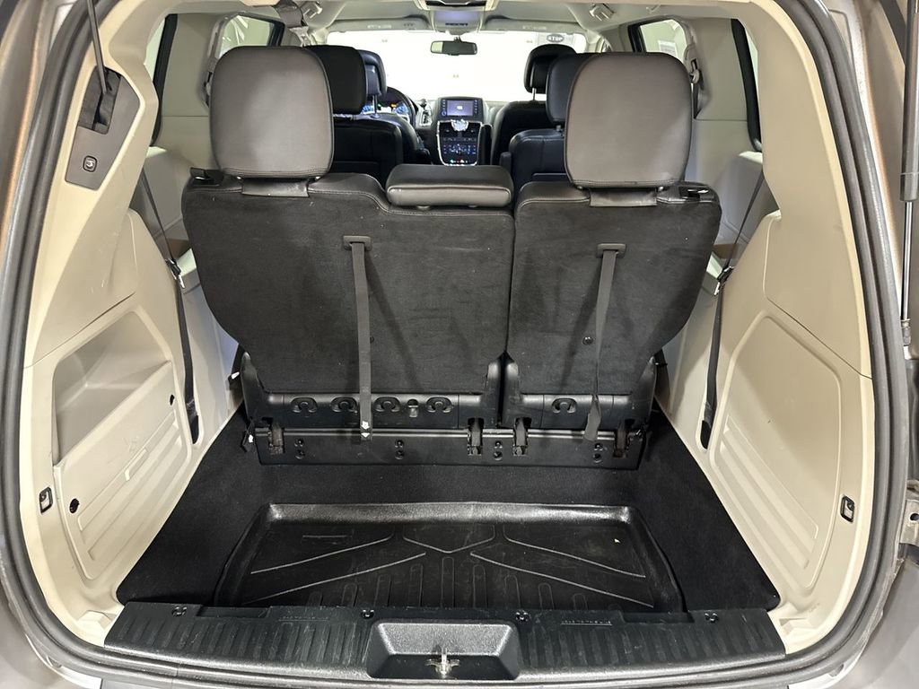 Used 2016 Chrysler Town & Country Touring image 24