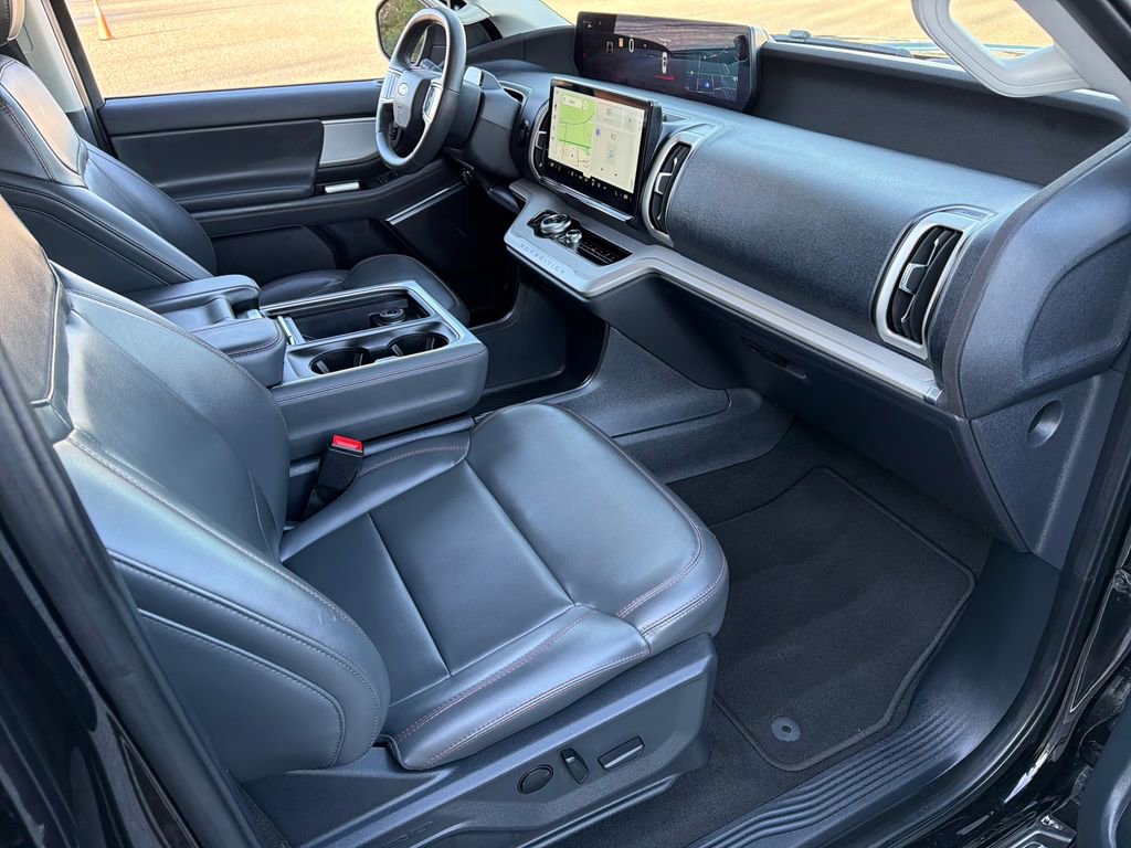 Used 2025 Ford Expedition Active image 28