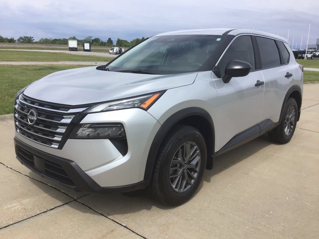 Used 2025 Nissan Rogue S FWD image 3