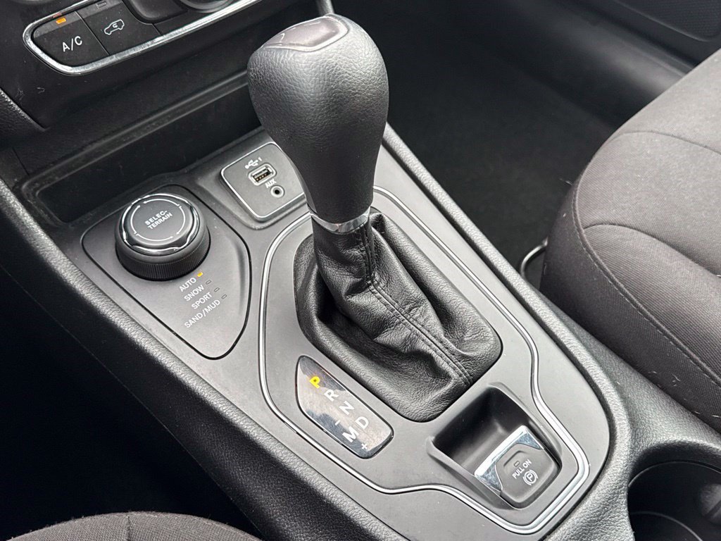 Used 2020 Jeep Cherokee Latitude w/ Cold Weather Group AWD/4WD image 29