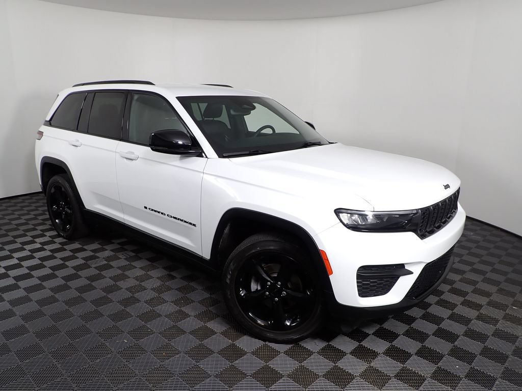 Used 2023 Jeep Grand Cherokee Altitude AWD/4WD image 7
