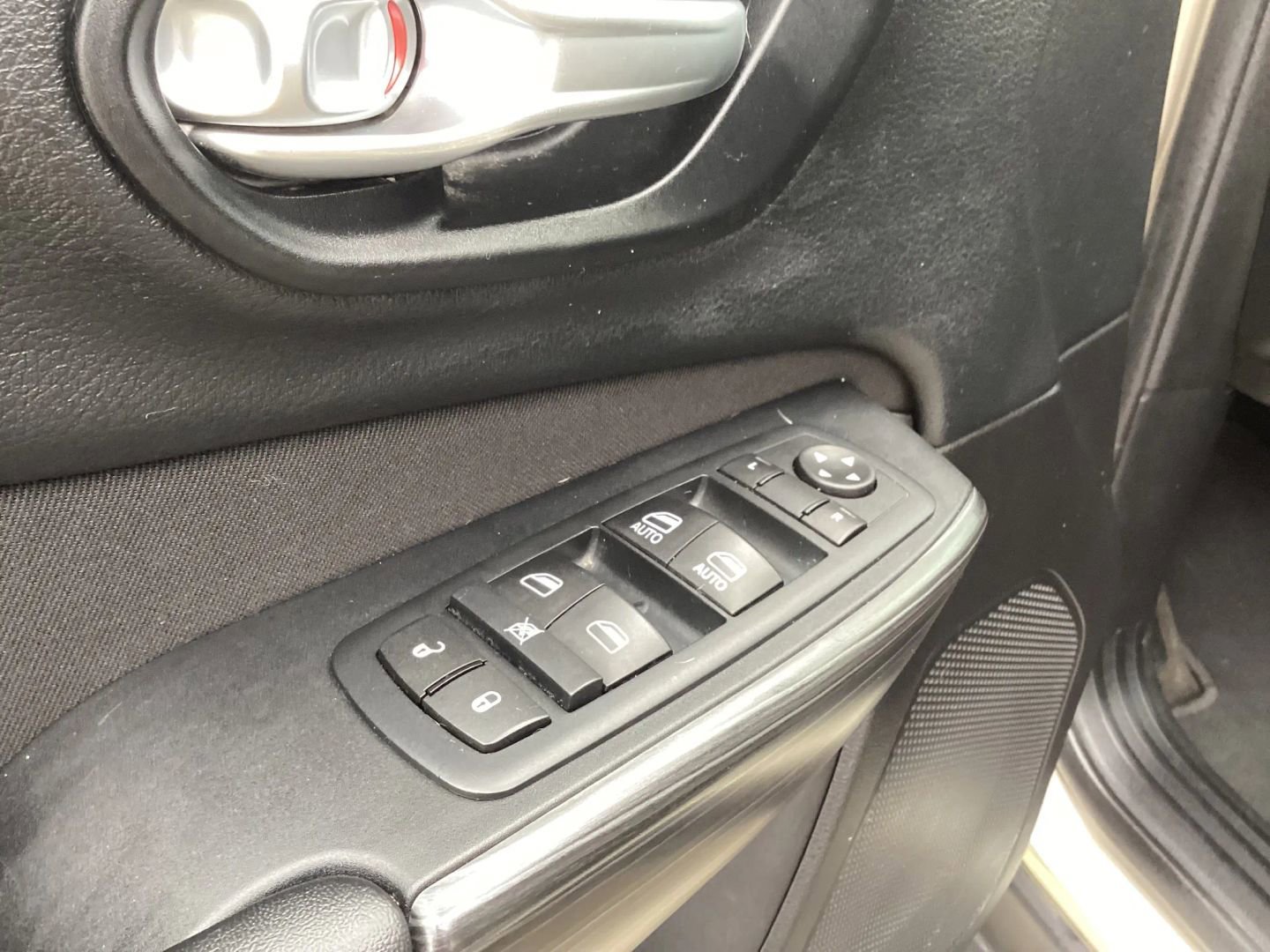 Used 2015 Jeep Cherokee Latitude AWD/4WD image 24