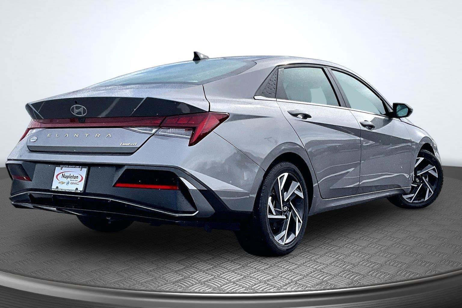 Used 2025 Hyundai Elantra Limited FWD image 3