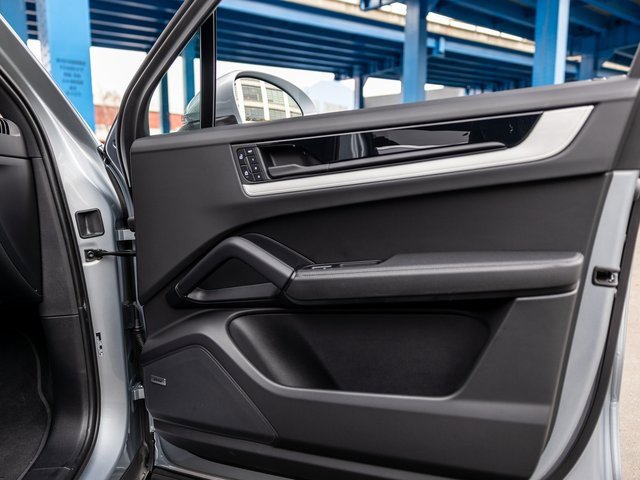 Used 2025 Porsche Cayenne image 36
