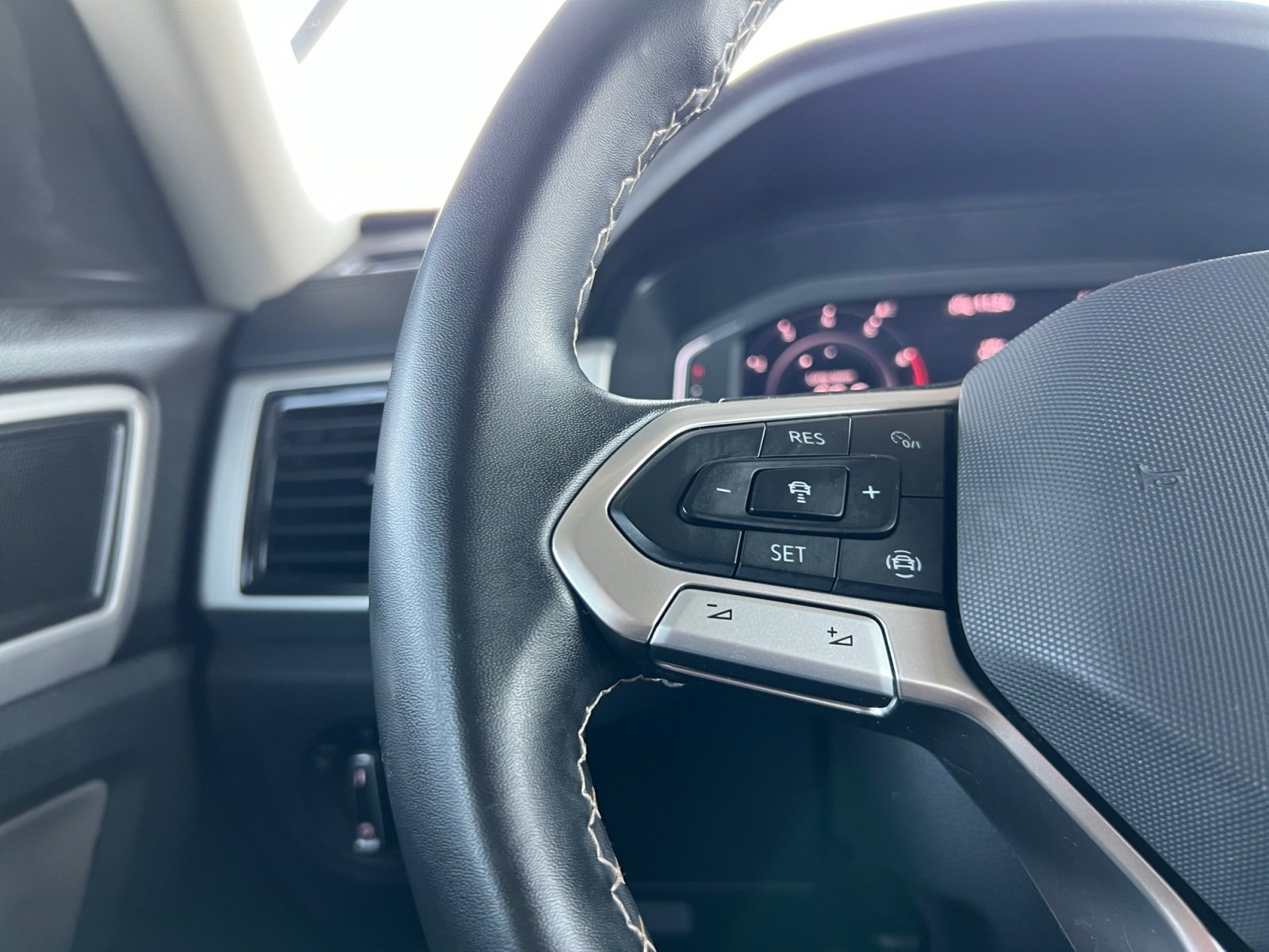 Used 2023 Volkswagen Atlas SE image 17