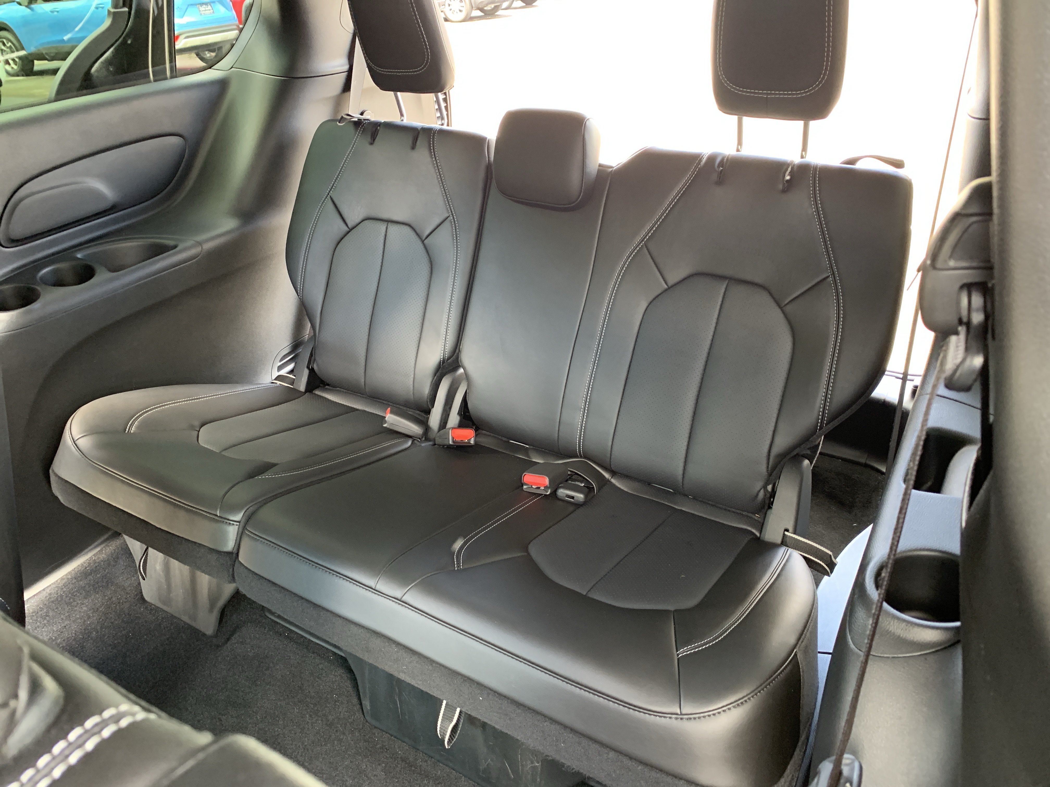 Used 2025 Chrysler Pacifica Select FWD image 40