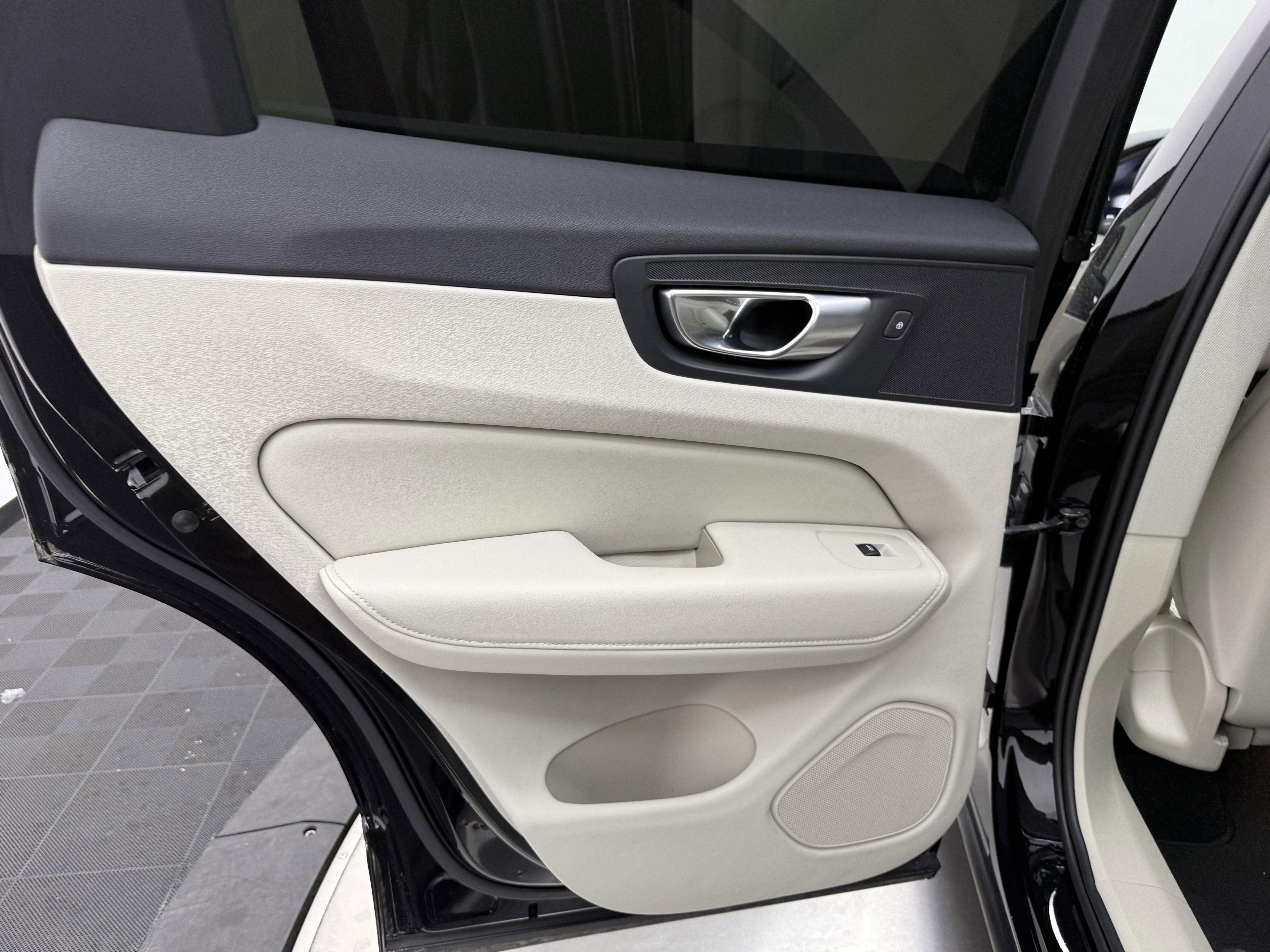 Used 2024 Volvo XC60 B5 Ultimate w/ Protection Package Premier image 25