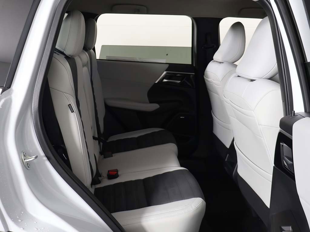 New 2025 Mitsubishi Outlander SE image 31