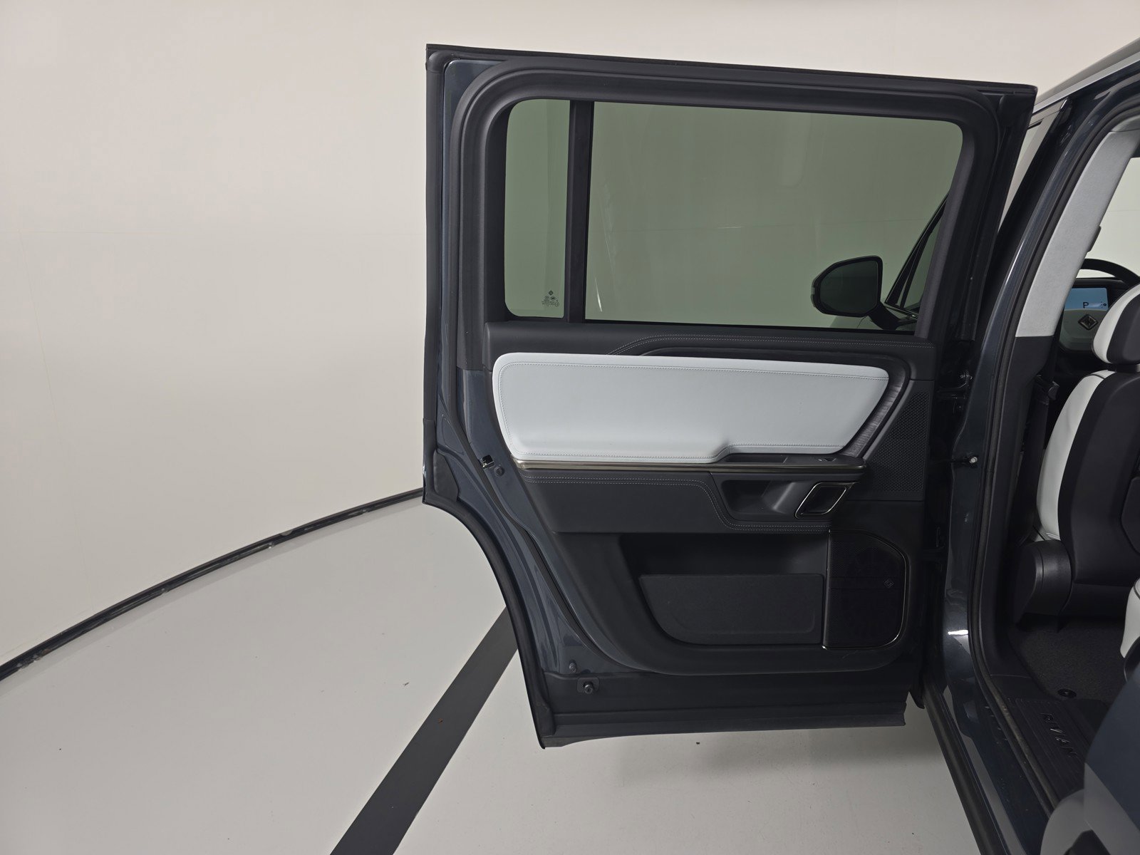 Used 2024 Rivian R1S Adventure AWD/4WD image 17