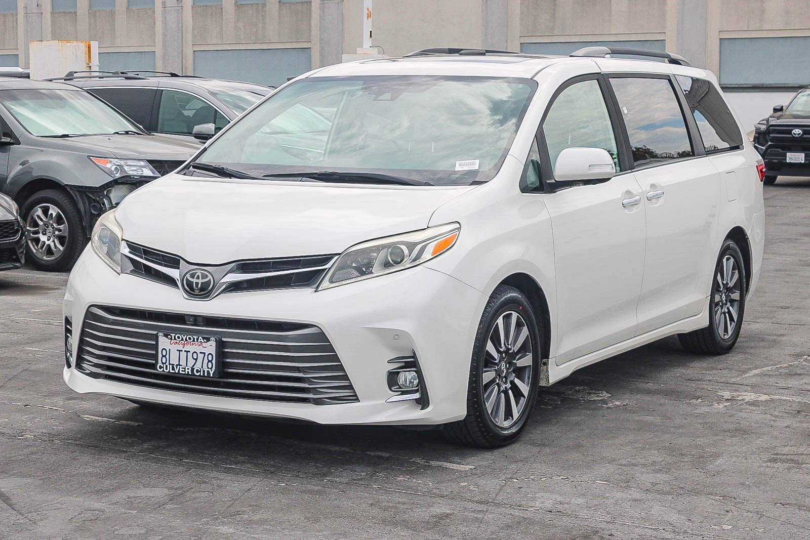 Used 2020 Toyota Sienna Limited Premium w/ Carpet Mat Package FWD image 3
