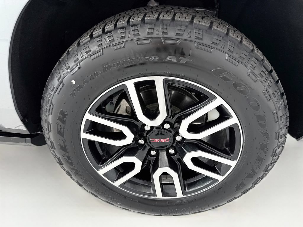 Used 2024 GMC Yukon AT4 w/ Technology Package AWD/4WD image 32