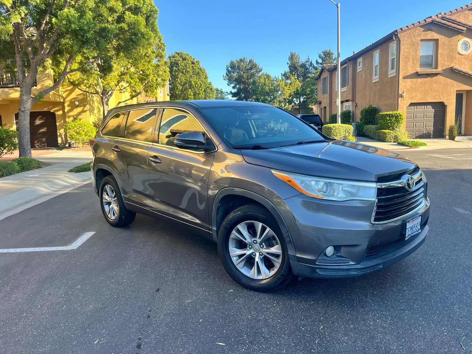 Used 2014 Toyota Highlander Plus FWD image 2