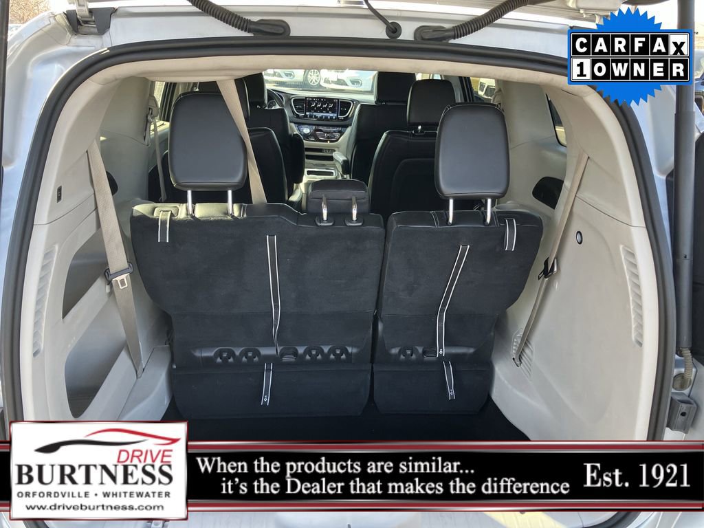 Used 2024 Chrysler Pacifica Touring-L FWD image 9