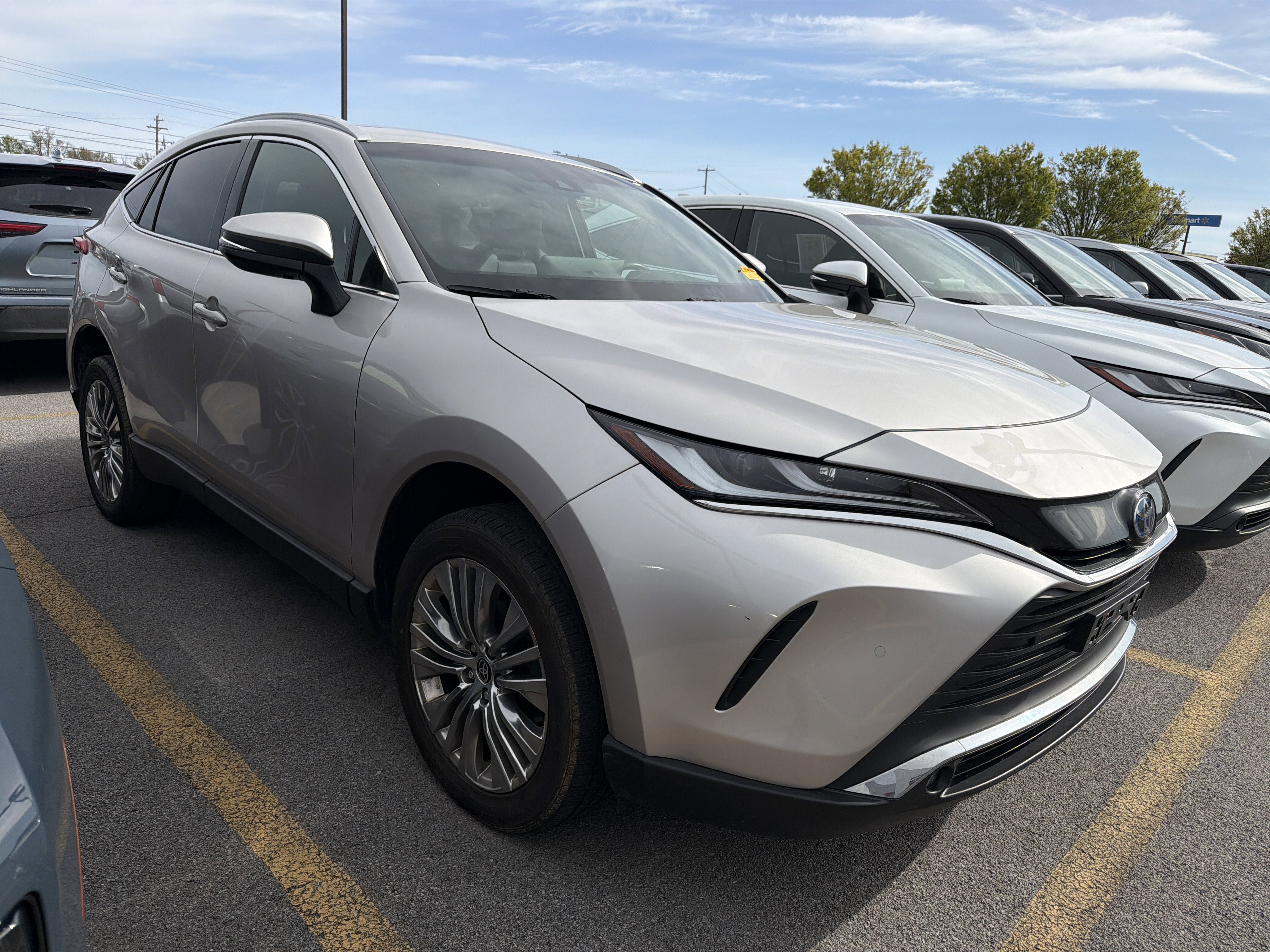 Used 2023 Toyota Venza XLE AWD/4WD image 2