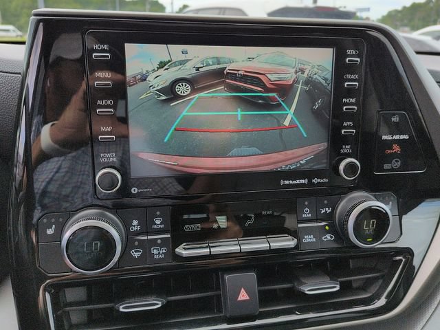 Used 2020 Toyota Highlander XLE AWD/4WD image 23