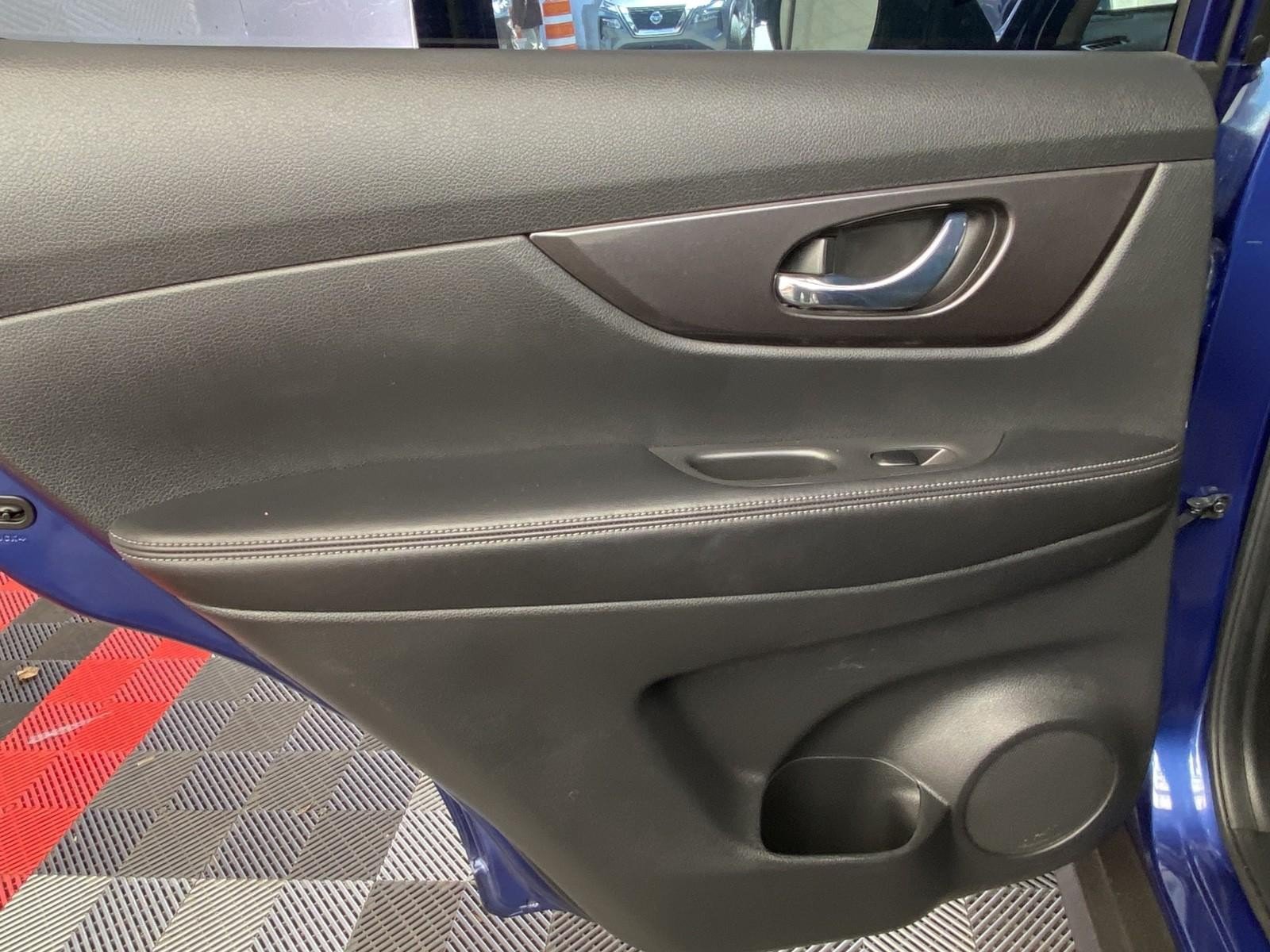 Used 2020 Nissan Rogue SV FWD image 16