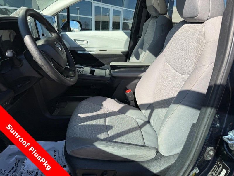 Used 2025 Toyota Sienna LE w/ LE Plus Package image 17
