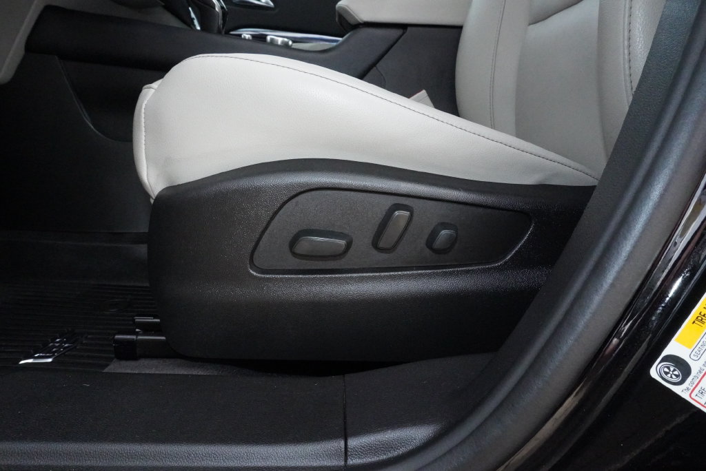 Used 2023 Cadillac XT4 Luxury w/ Cold Weather Package FWD image 28