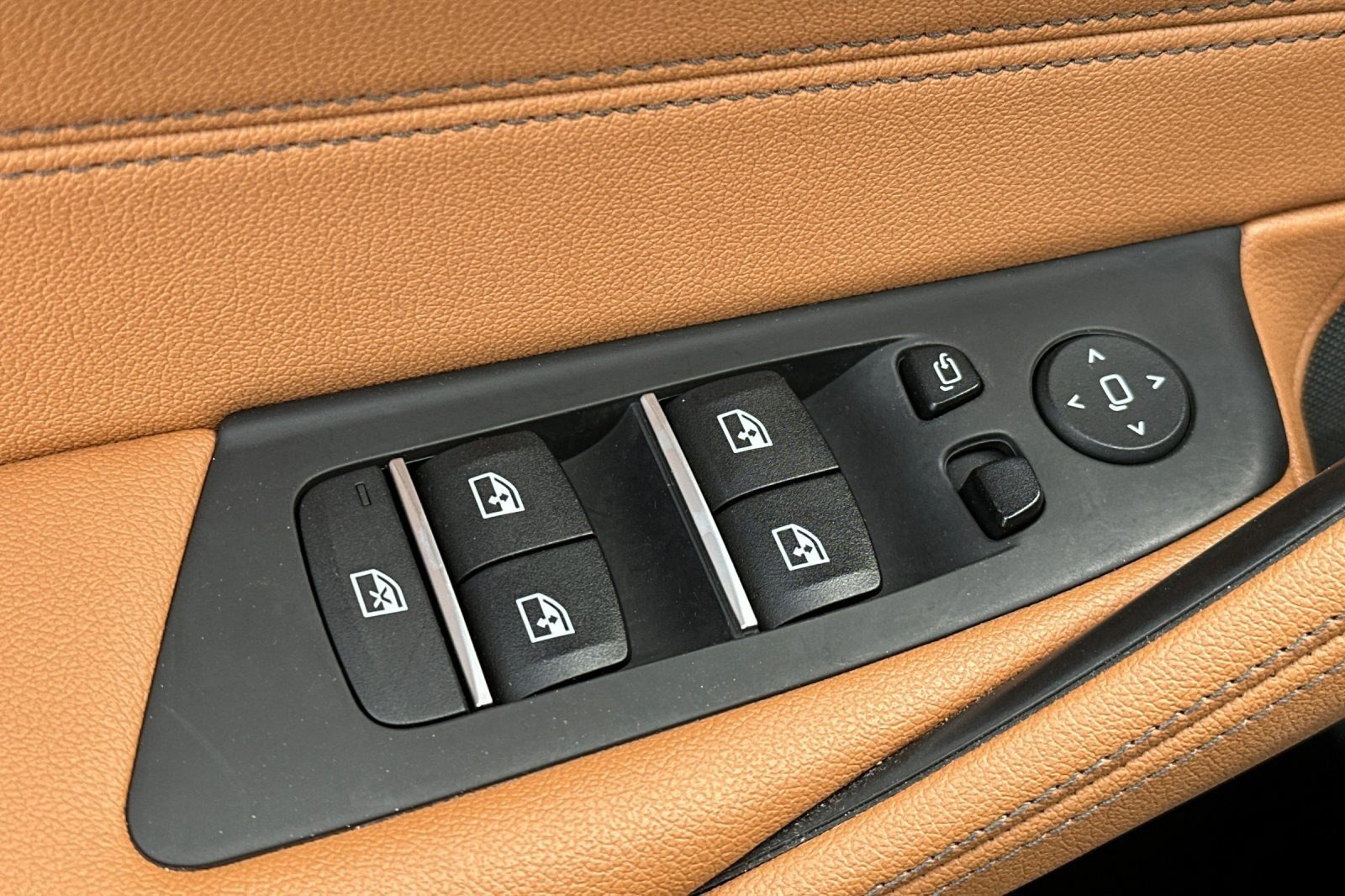 Used 2023 BMW 530e w/ Premium Package image 12