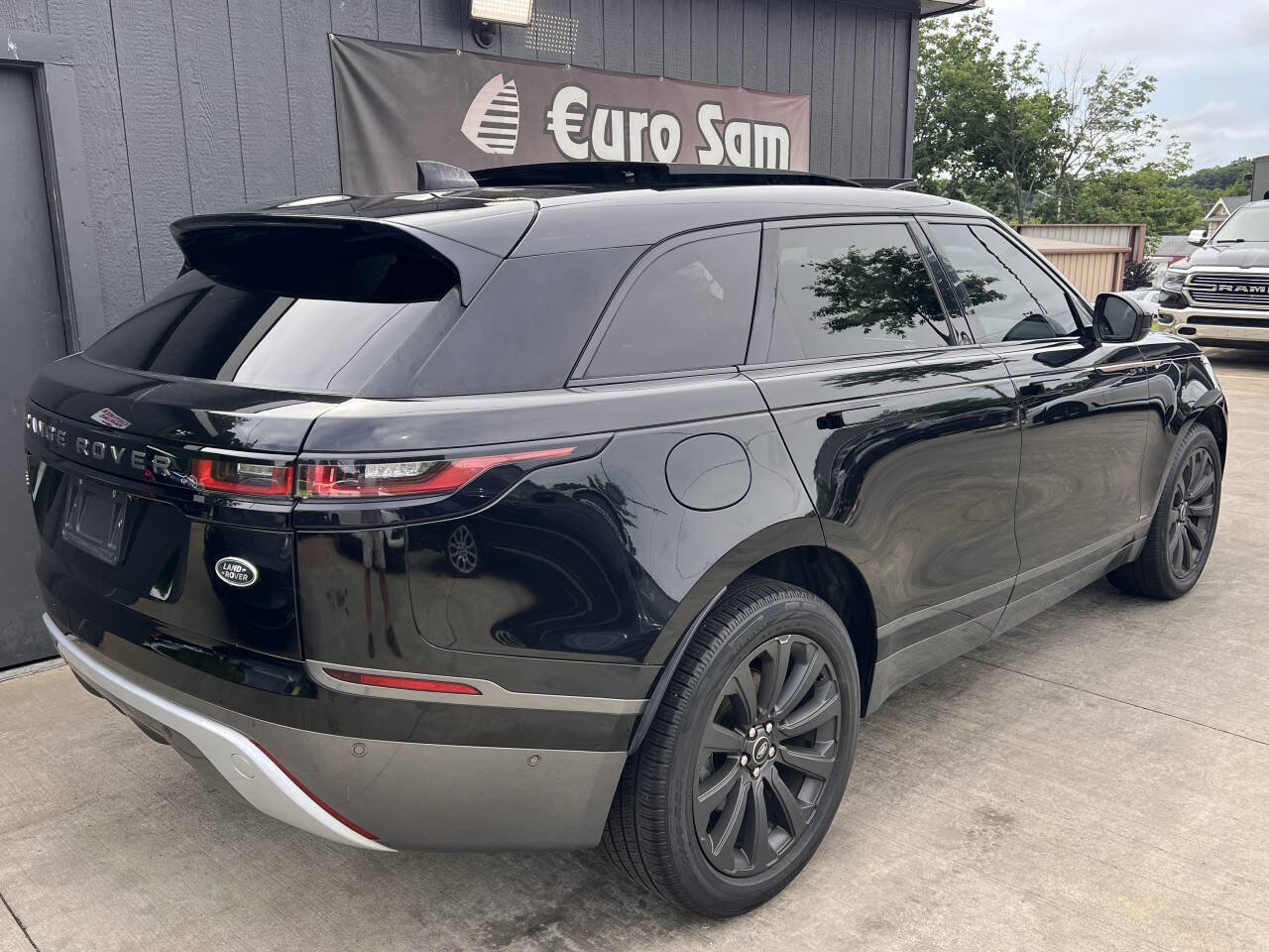 Used 2018 Land Rover Range Rover Velar R-Dynamic SE image 7