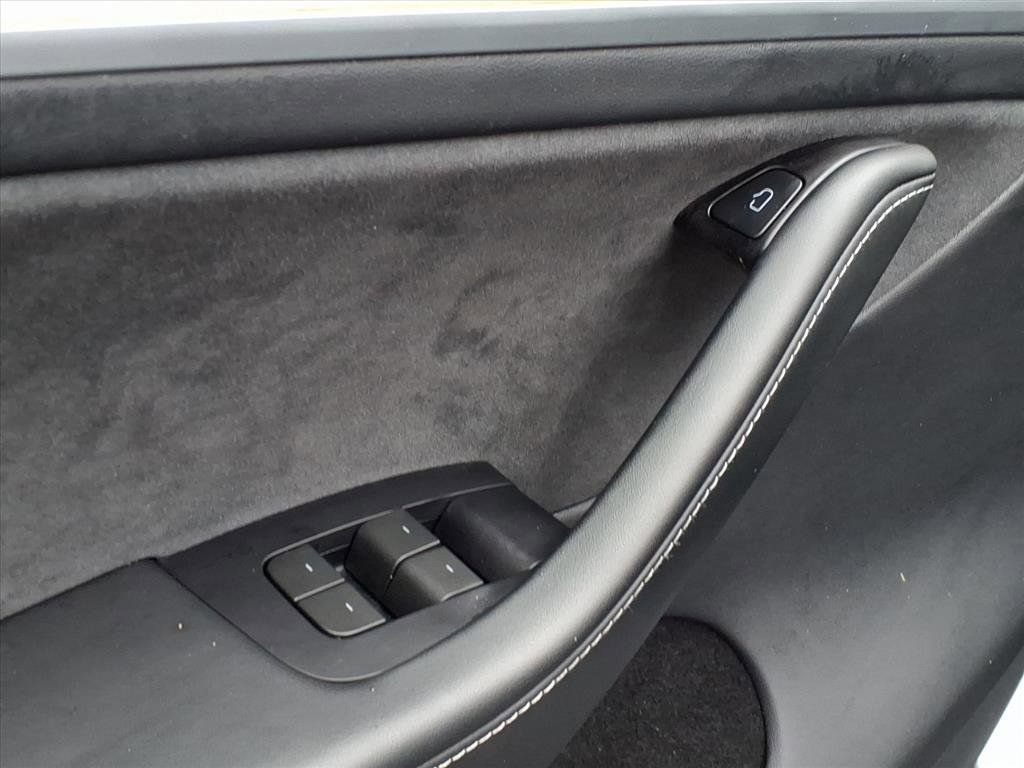 Used 2024 Tesla Model Y Performance image 11