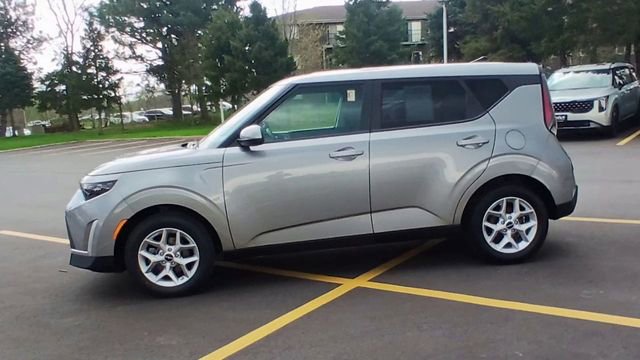 Certified 2025 Kia Soul LX w/ LX Technology Package FWD image 8
