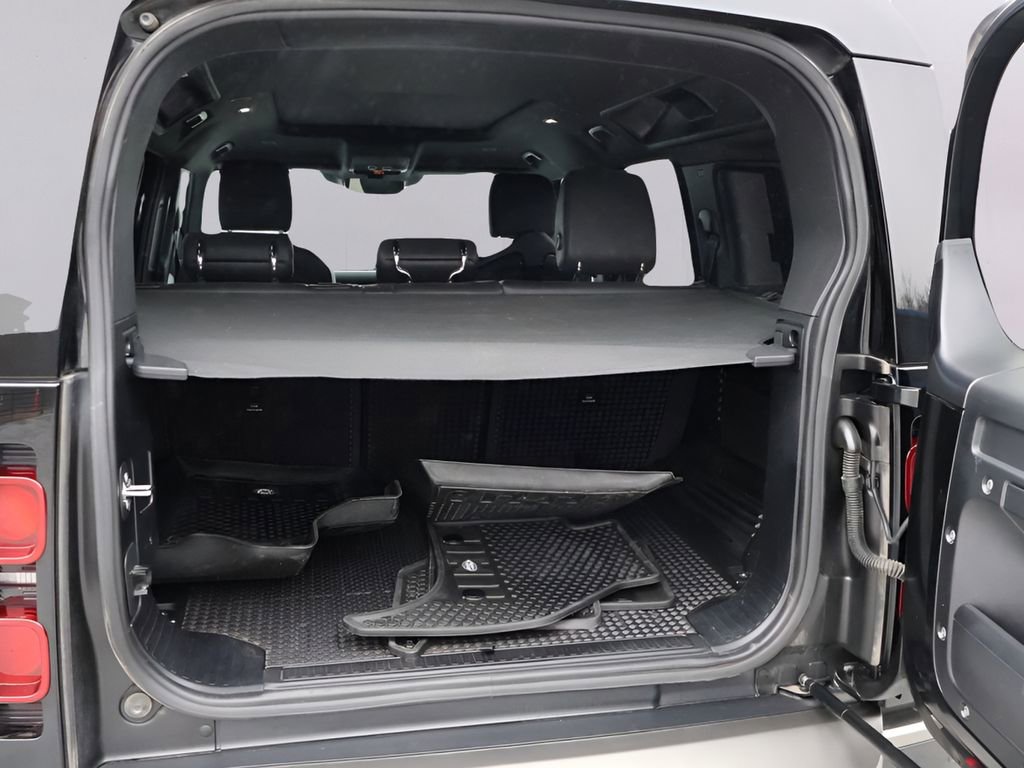 Used 2022 Land Rover Defender 110 X-Dynamic SE image 16