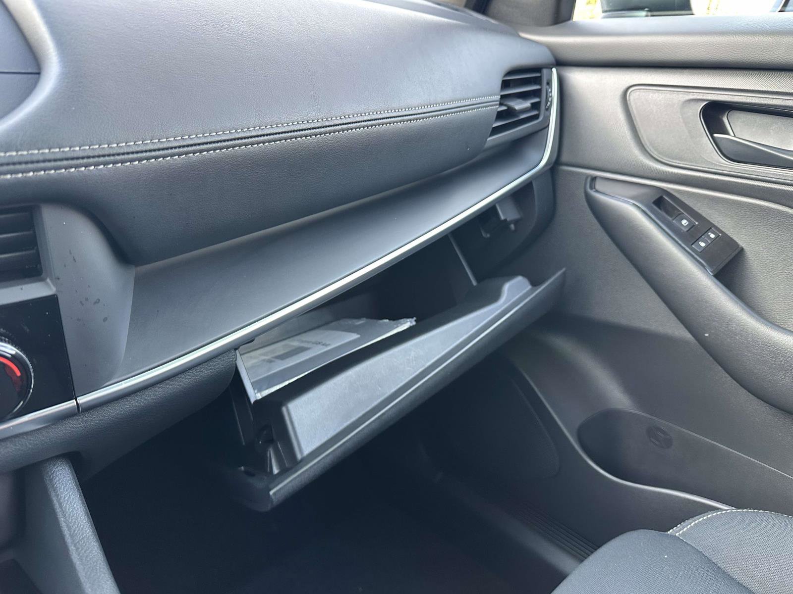 Used 2025 Nissan Rogue S image 18