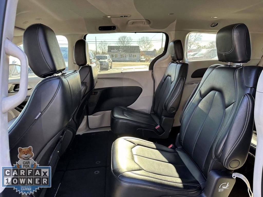 Used 2023 Chrysler Pacifica Touring-L image 13