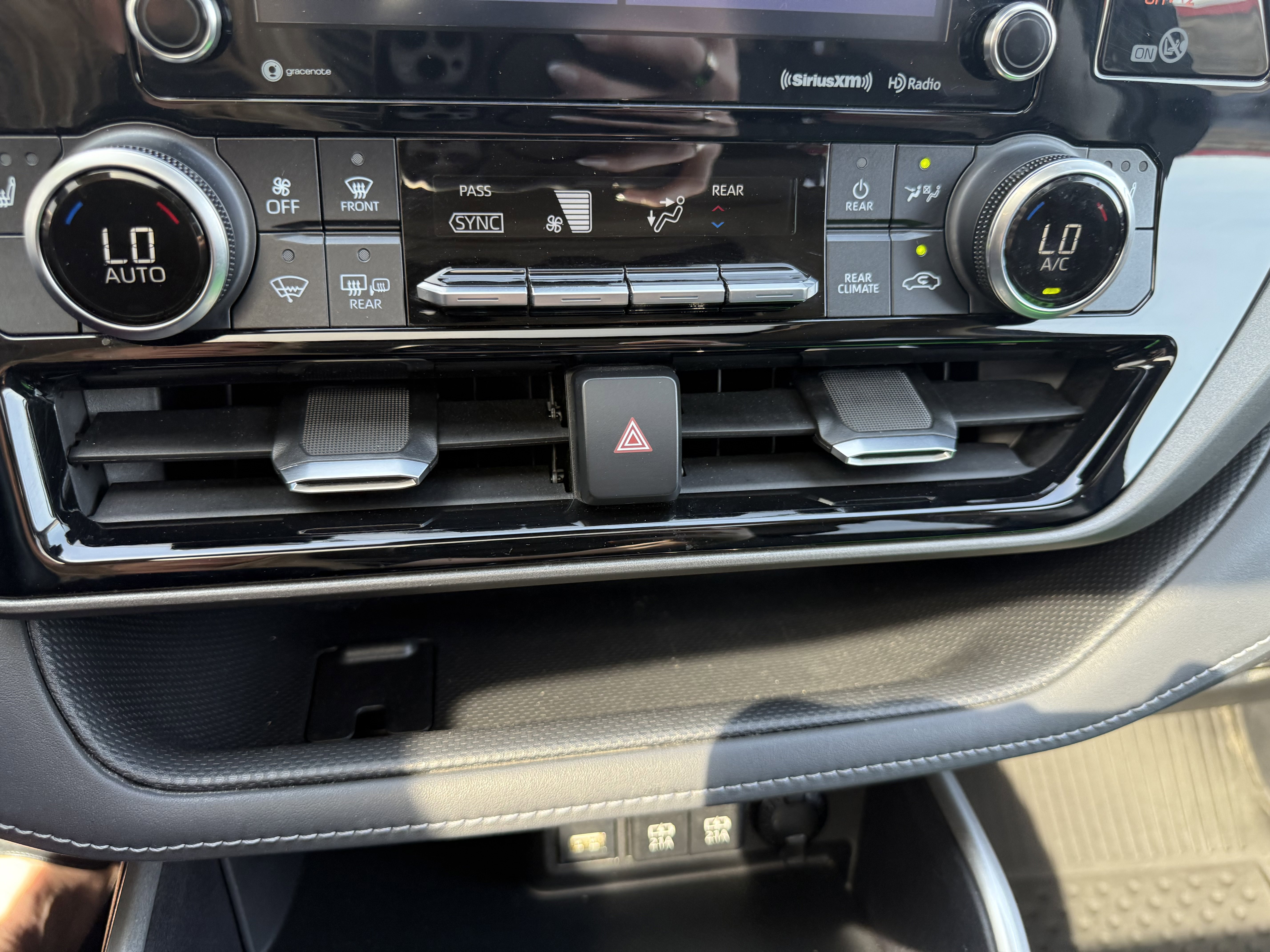 Used 2020 Toyota Highlander XLE image 18