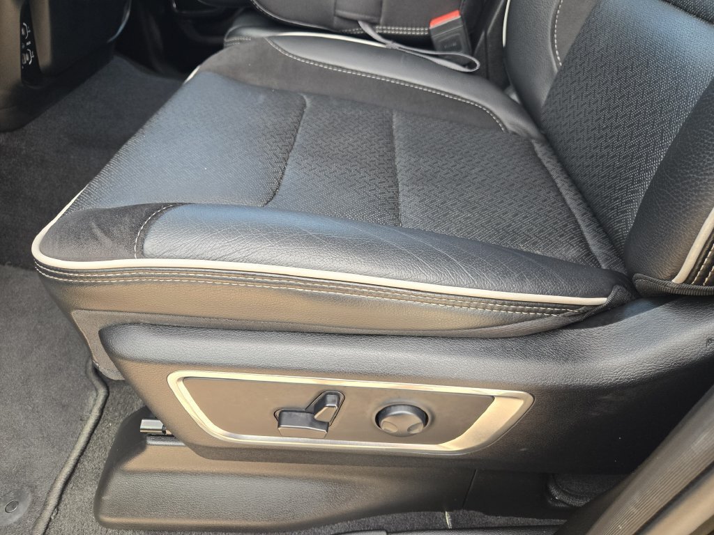 Used 2025 RAM 1500 Laramie AWD/4WD image 16