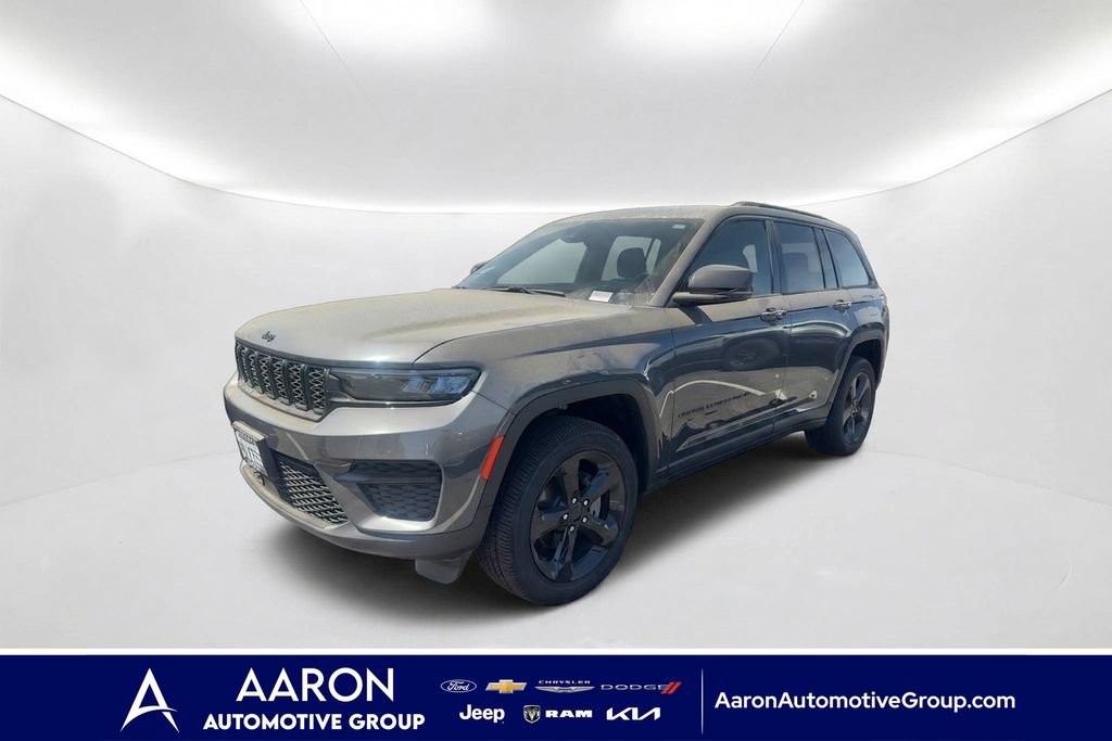 Used 2025 Jeep Grand Cherokee Altitude RWD image 1