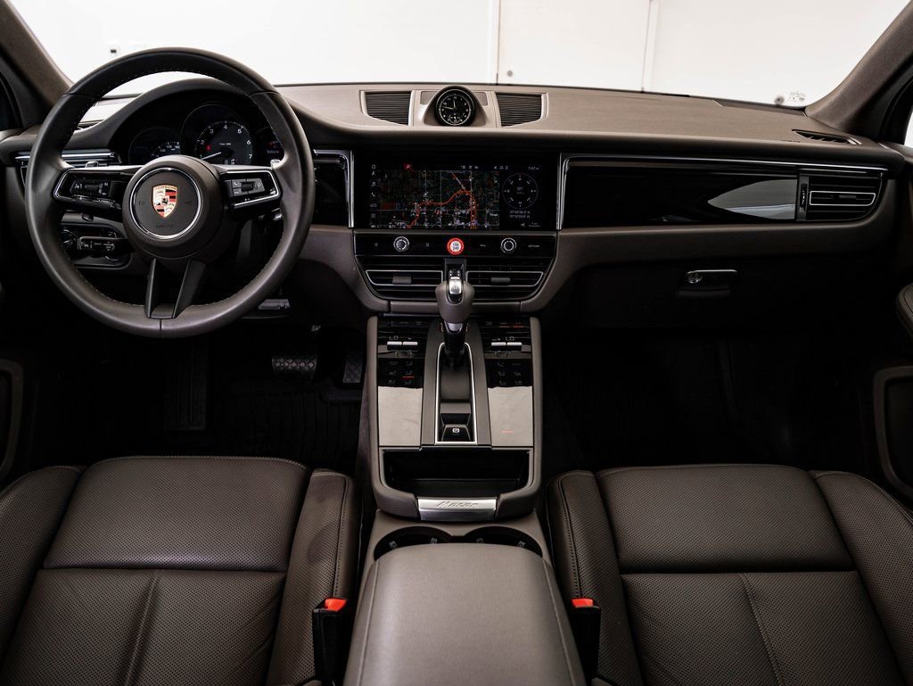 Certified 2025 Porsche Macan AWD/4WD image 6