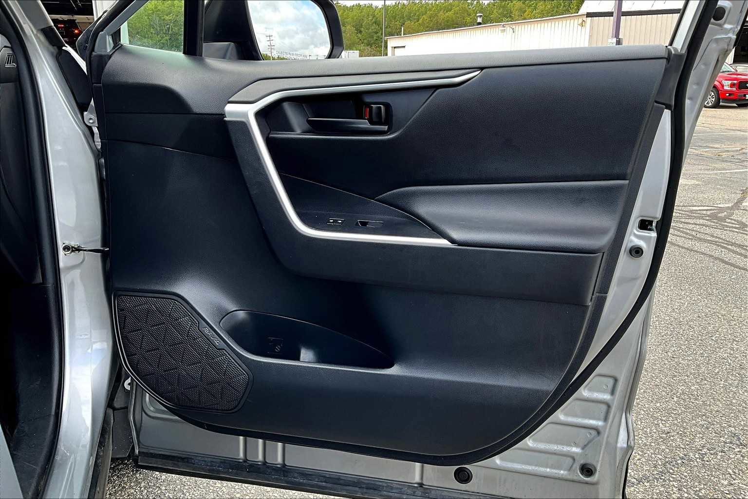 Used 2022 Toyota RAV4 LE image 23