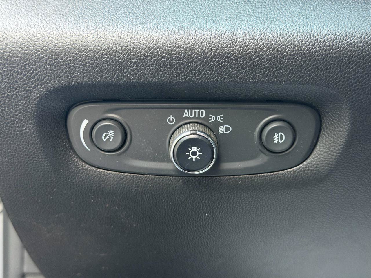 Used 2020 Chevrolet Traverse LT FWD image 27