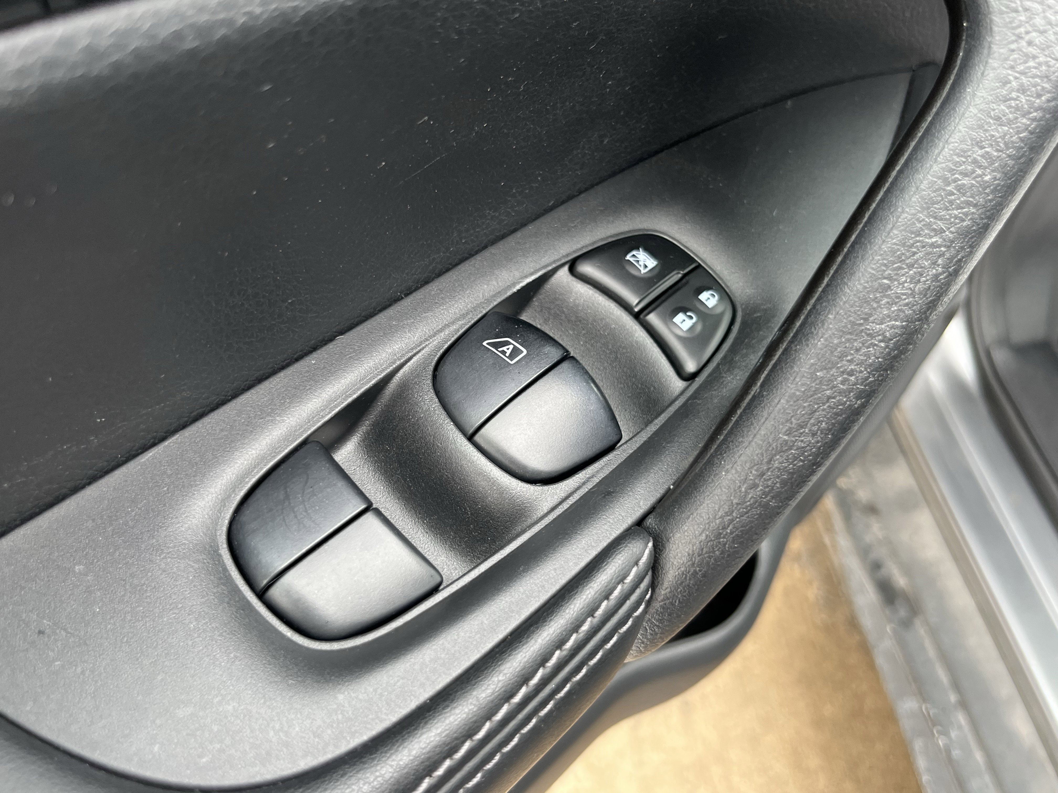 Used 2017 Nissan Rogue SV w/ Sun & Sound Touring Package image 18