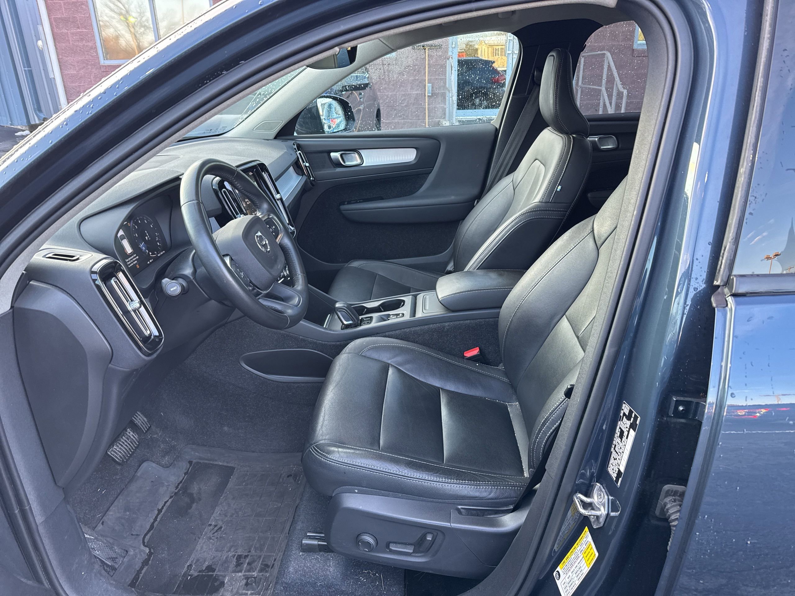 Used 2021 Volvo XC40 T5 Momentum w/ Premium Package image 10