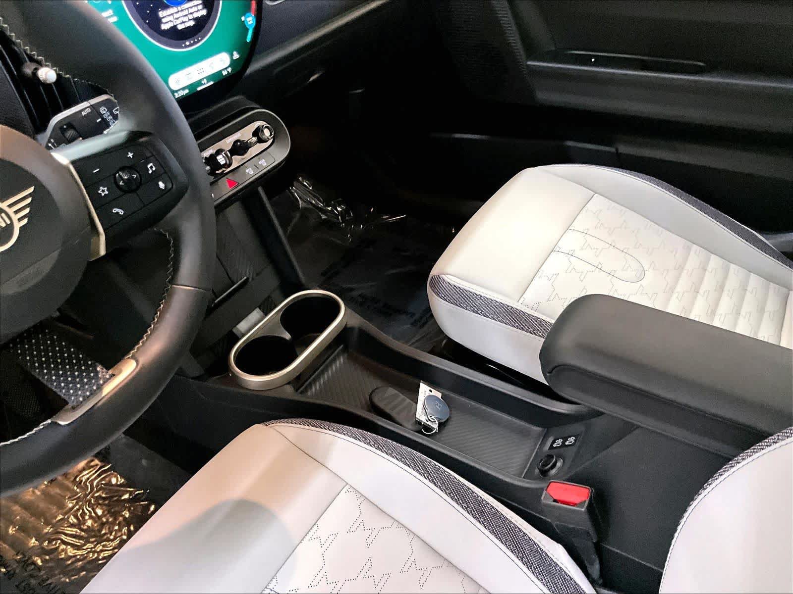 Used 2025 MINI Cooper 2-Door Hardtop FWD image 21