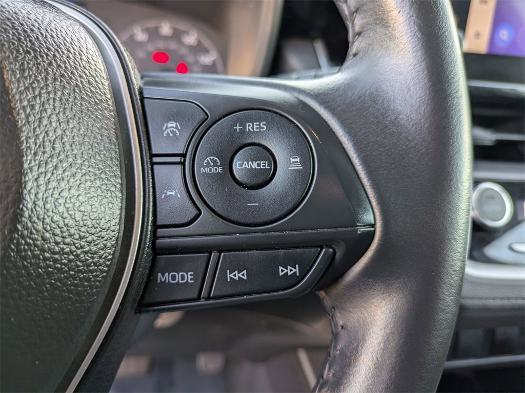 Used 2025 Toyota Corolla Cross LE image 21