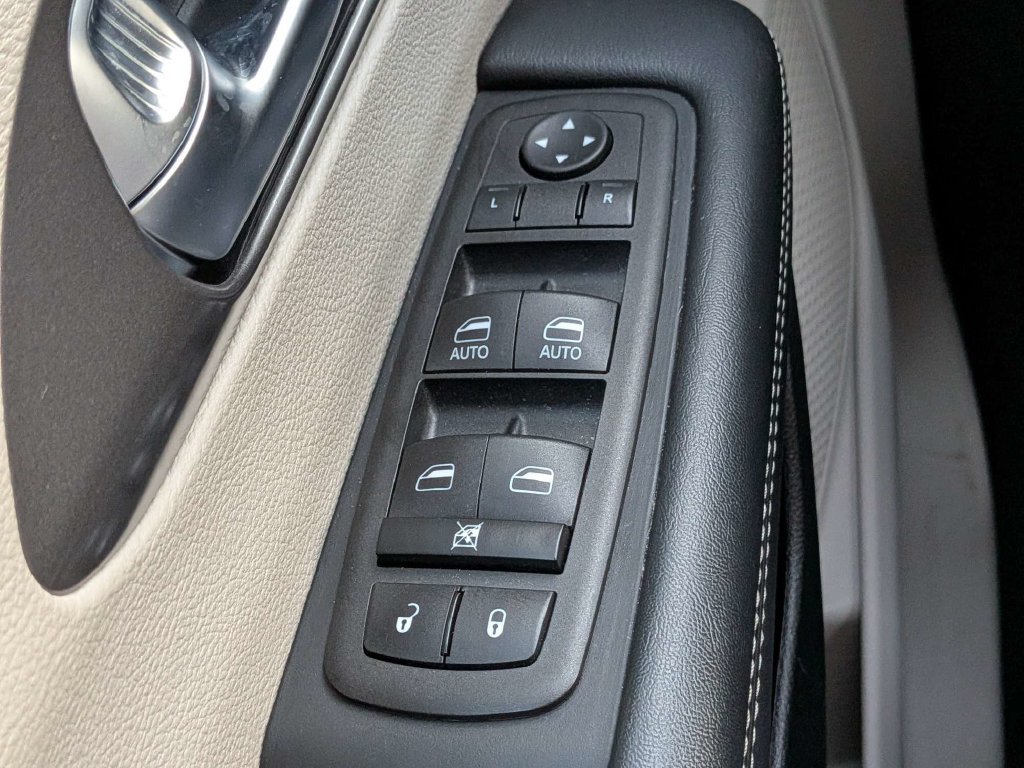 Used 2023 Chrysler Pacifica Touring-L FWD image 26