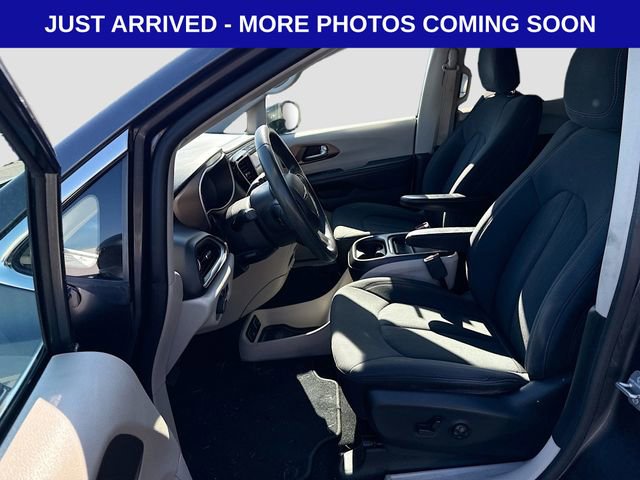 Used 2018 Chrysler Pacifica Touring Plus w/ Tire & Wheel Group FWD image 15