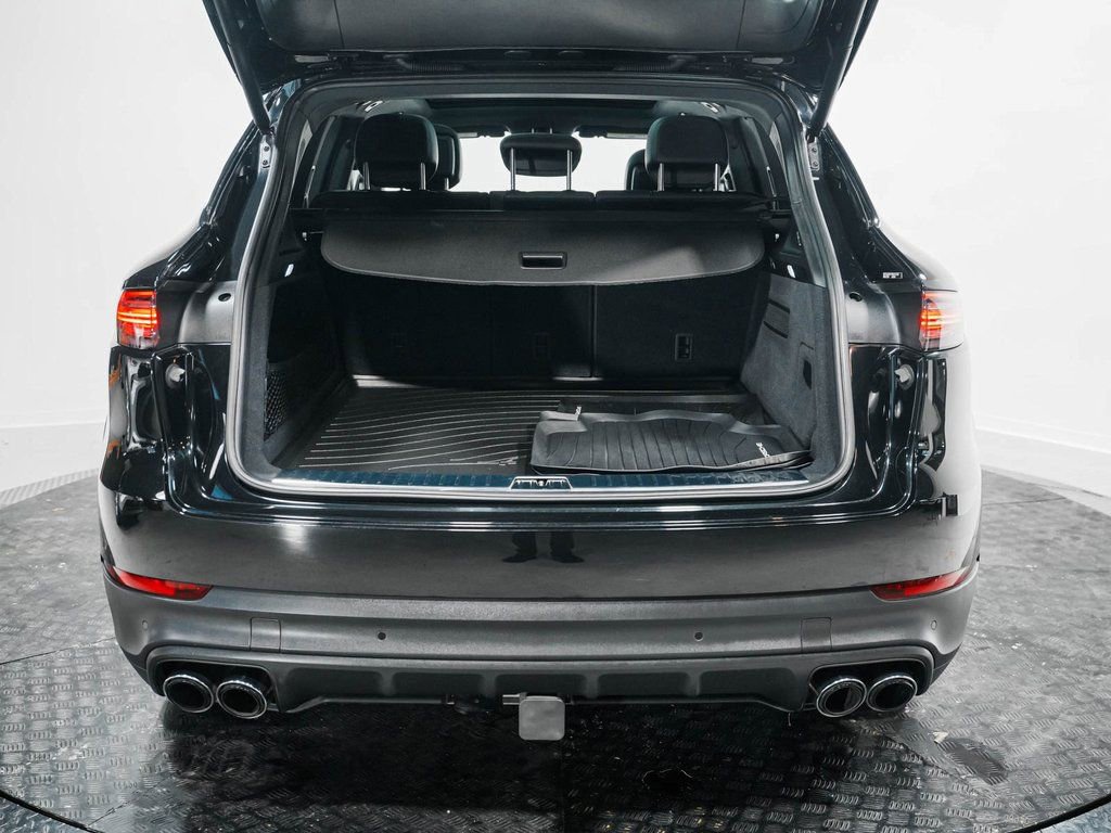 Used 2023 Porsche Cayenne w/ Premium Package image 41