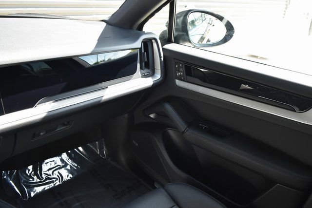 Used 2025 Porsche Cayenne Coupe AWD/4WD image 20