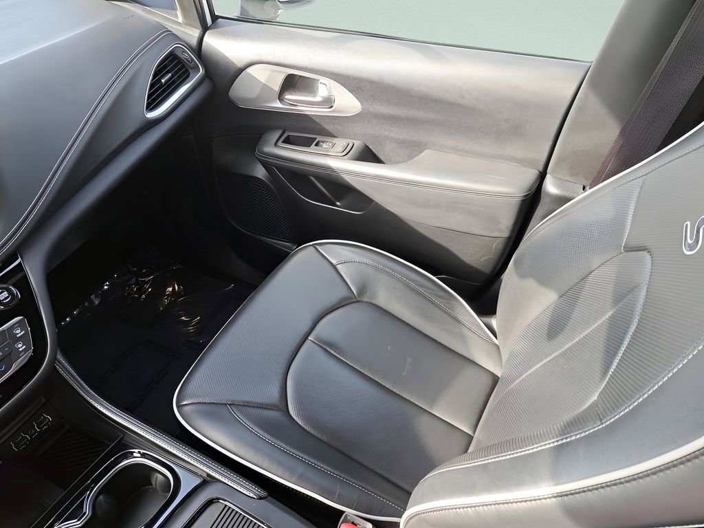 Used 2025 Chrysler Pacifica Limited image 12