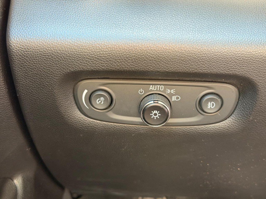 Used 2020 Chevrolet Traverse Premier w/ LPO, Blackout Package FWD image 20
