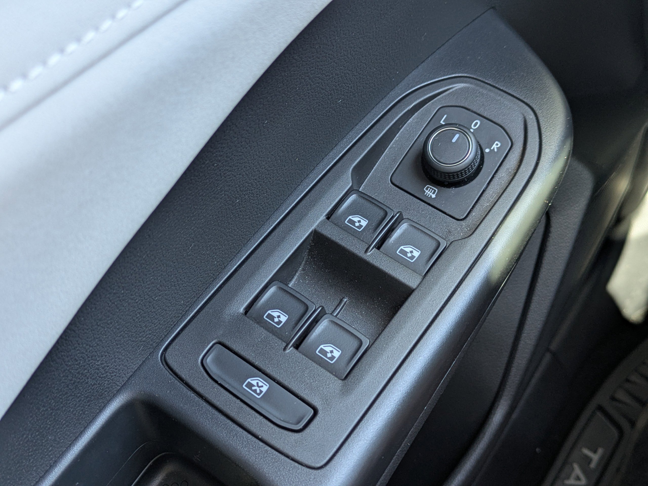 Certified 2025 Volkswagen Taos SE image 25