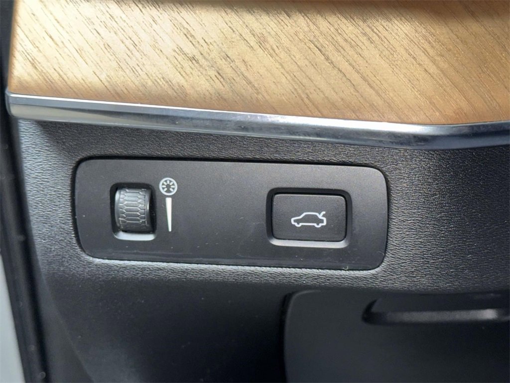 Used 2022 Volvo XC90 T6 Momentum w/ Climate Package image 27