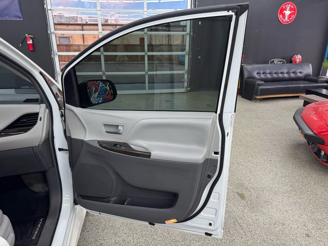 Used 2018 Toyota Sienna XLE Premium AWD/4WD image 19