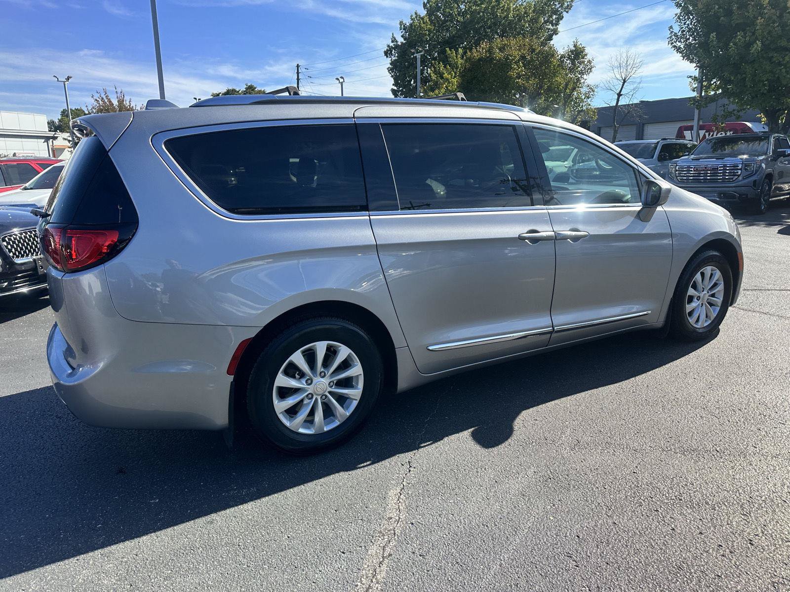 Used 2018 Chrysler Pacifica Touring-L FWD image 4